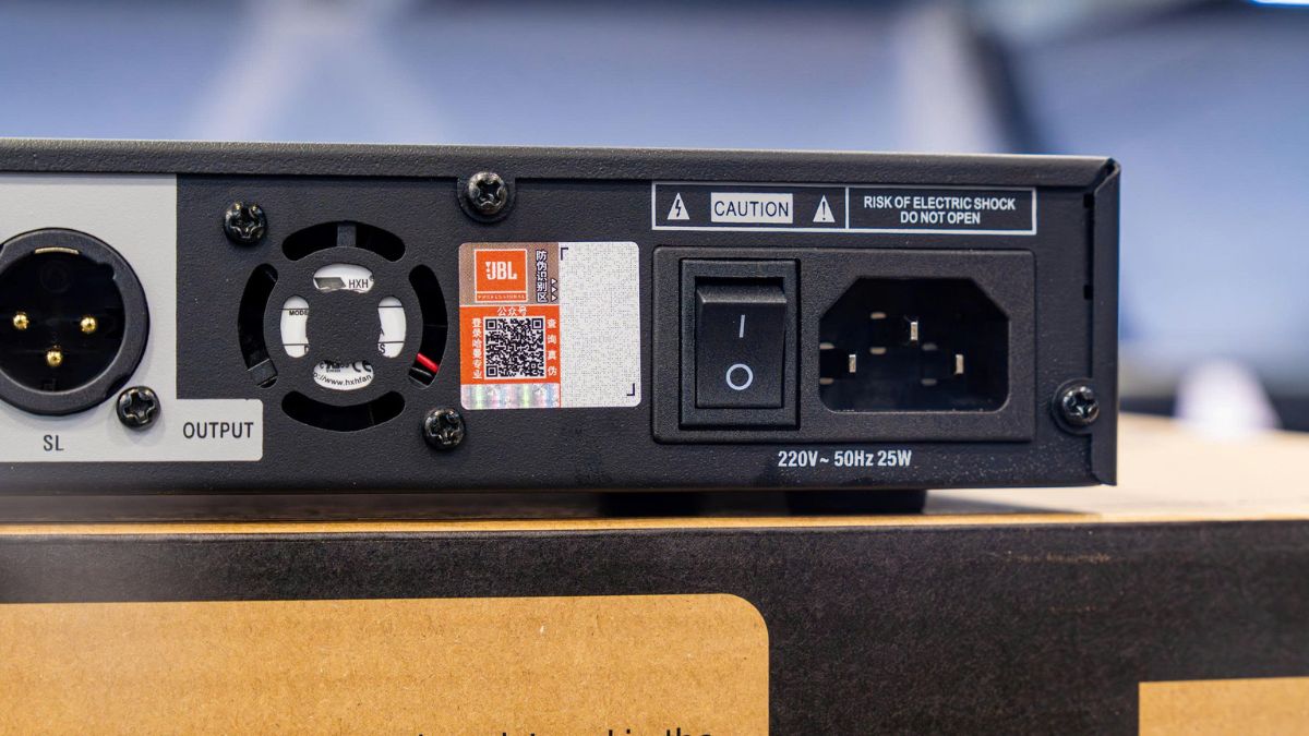Cổng kết nối của Vang số JBL KX190 3