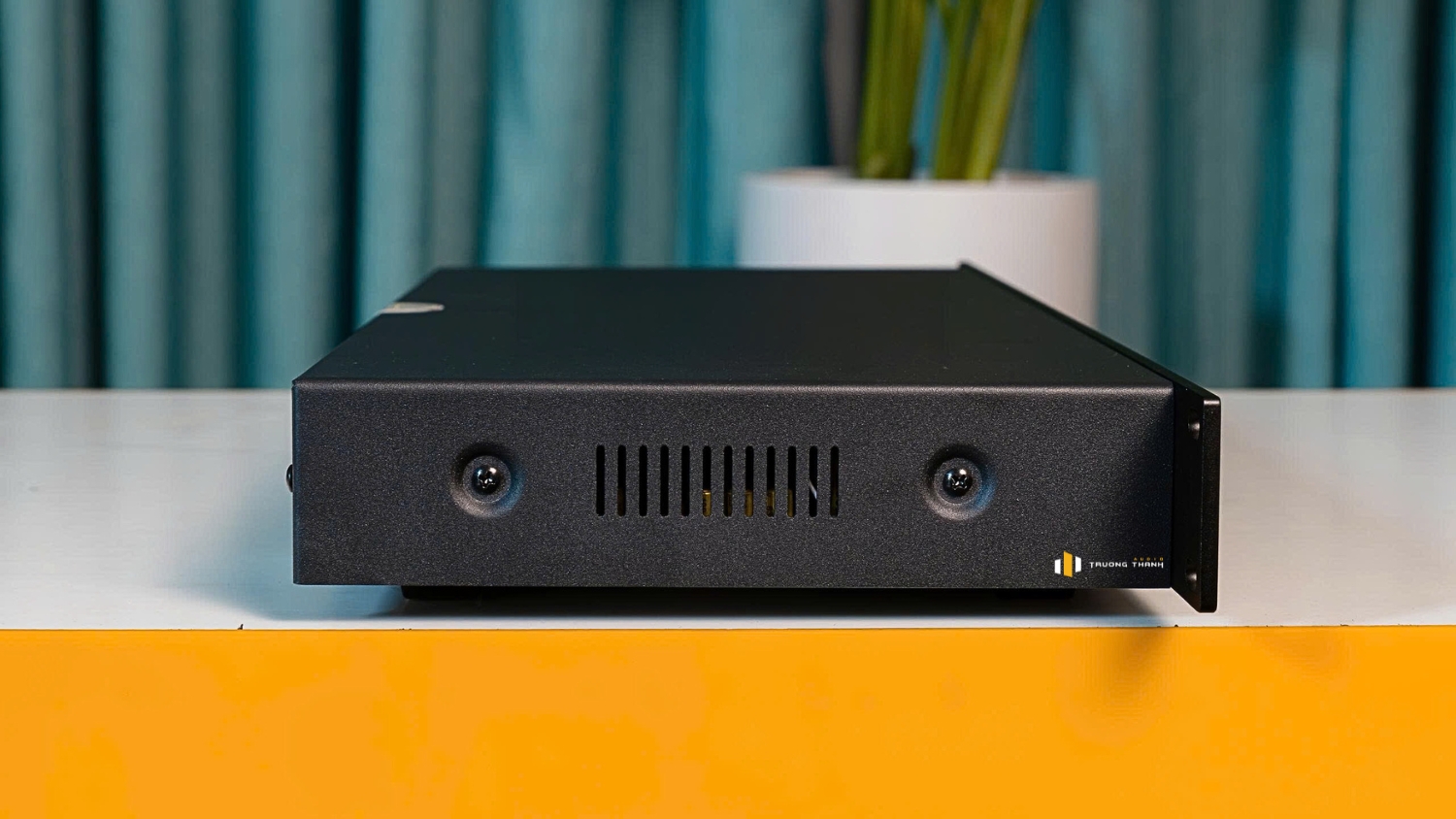 Mặt bên có lỗ thoát khí Vang số JBL VX9