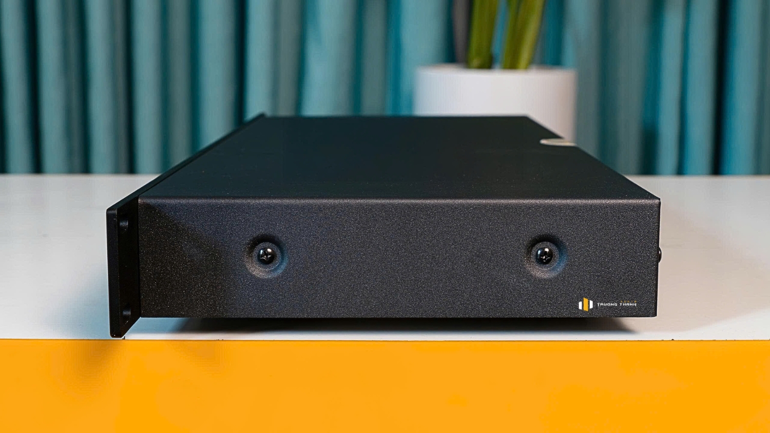 Mặt bên Vang số JBL VX9