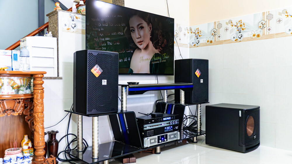 Mặt bên của Dàn Karaoke DT TT421