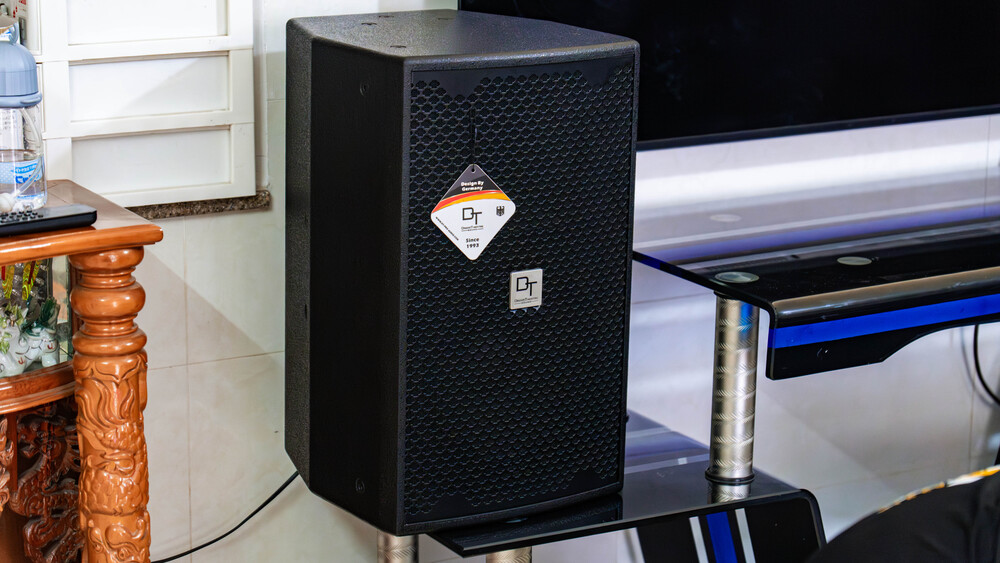 Mặt bên loa karaoke của Dàn Karaoke DT TT421