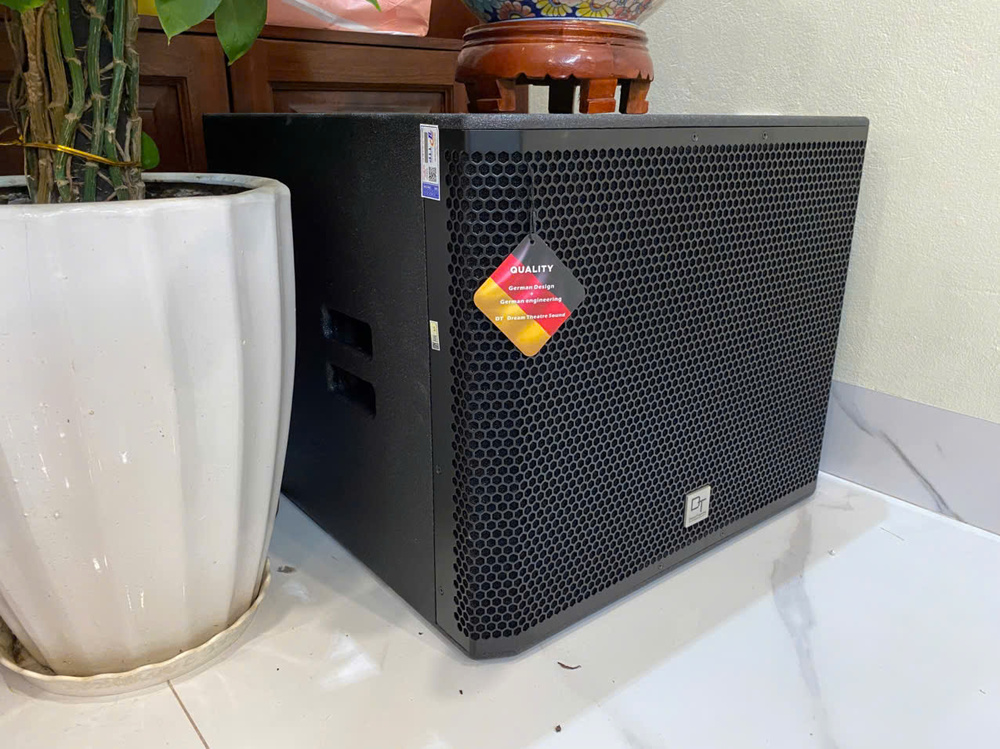 Mặt bên của loa sub Cục đẩy vang số và micro của Dàn Karaoke DT TT417