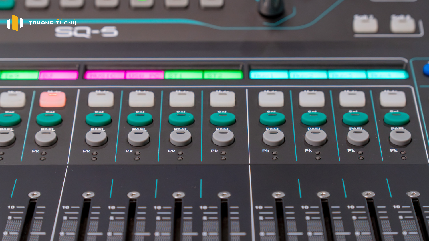 Ảnh sản phẩm Bàn Mixer Allen & Heath SQ5 8