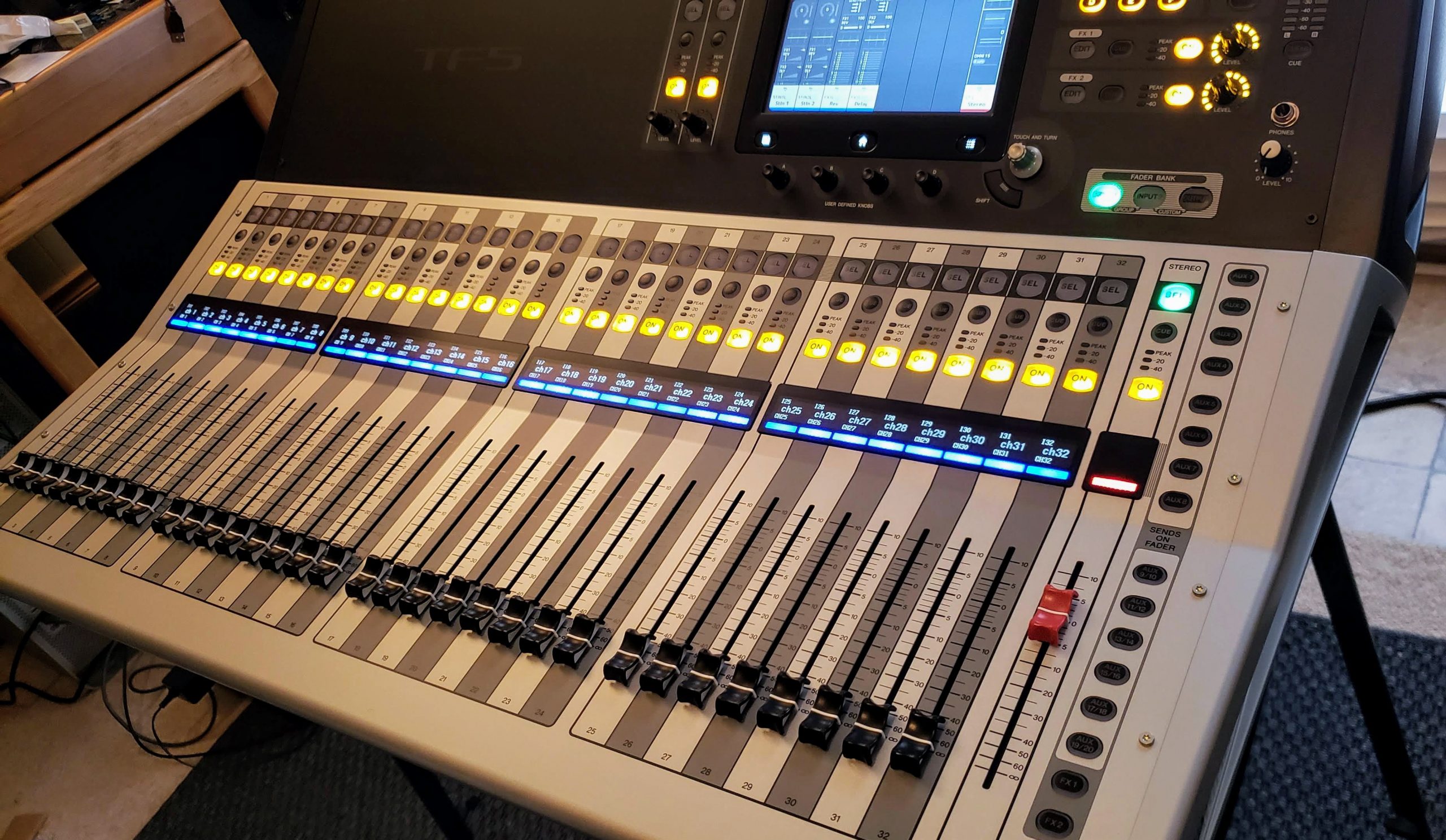 Hình thực tế Bàn Mixer Digital Yamaha TF5 48 Kênh