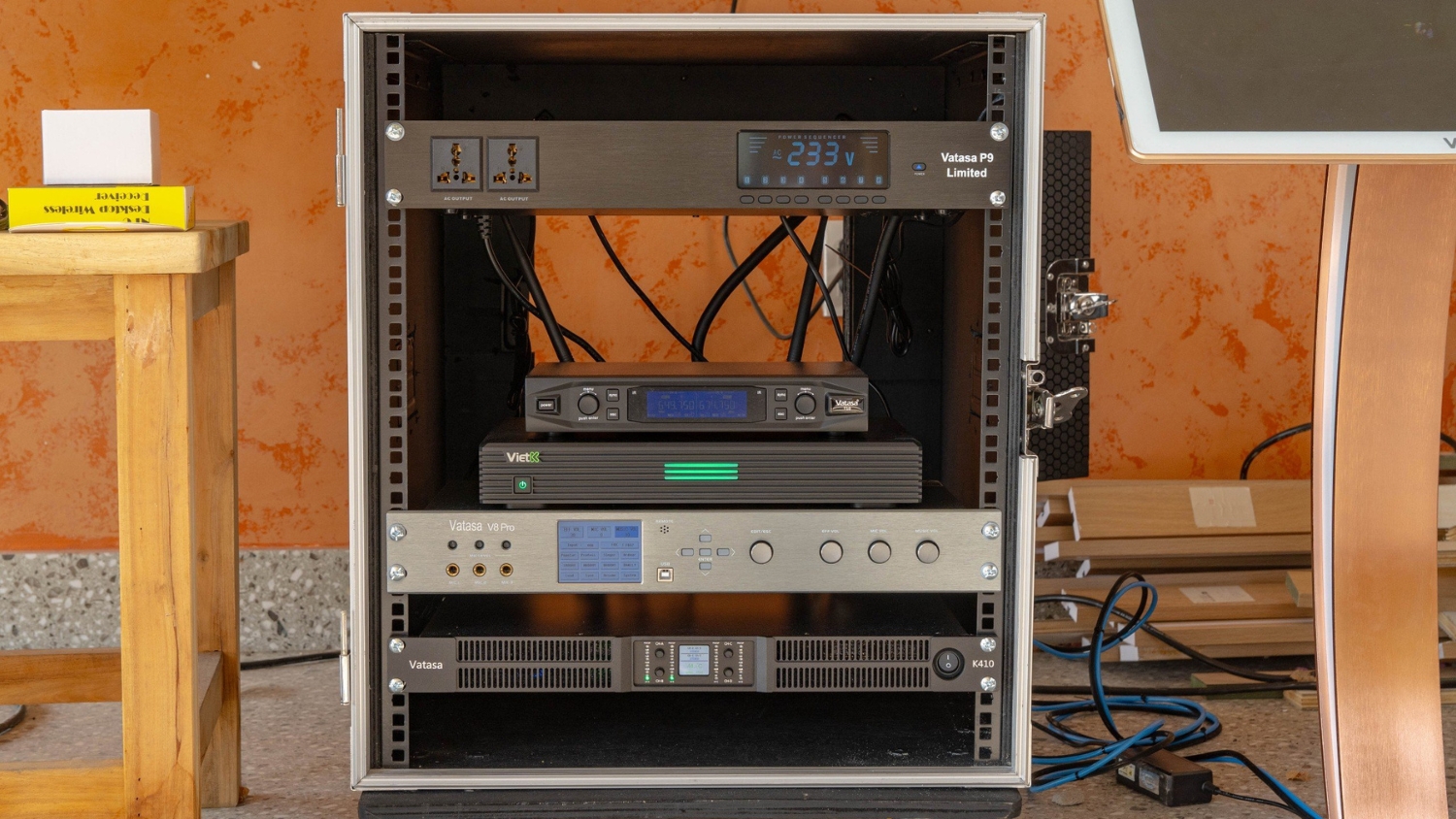 Lắp đặt Cục Đẩy Công Suất 4 Kênh Vatasa K410 vào dàn karaoke cao cấp