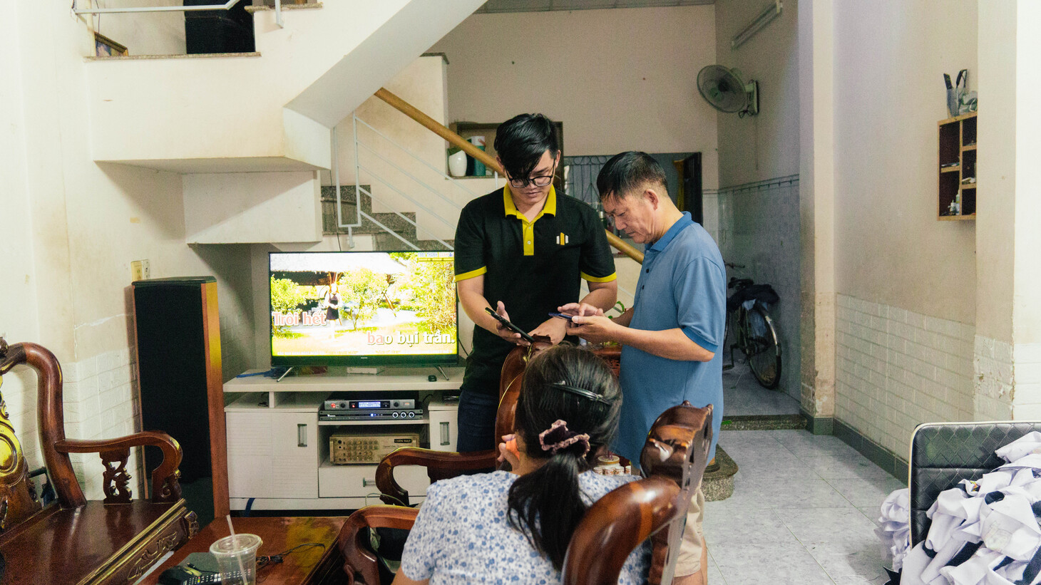 Khách hàng Thanh Hoàng đánh giá về sản phẩm Dàn karaoke Paramax TT299: (Paramax D88 Luxury, Vatasa T500, Vatasa V6 Pro, Crown T5, Vatasa P9 Luxury)