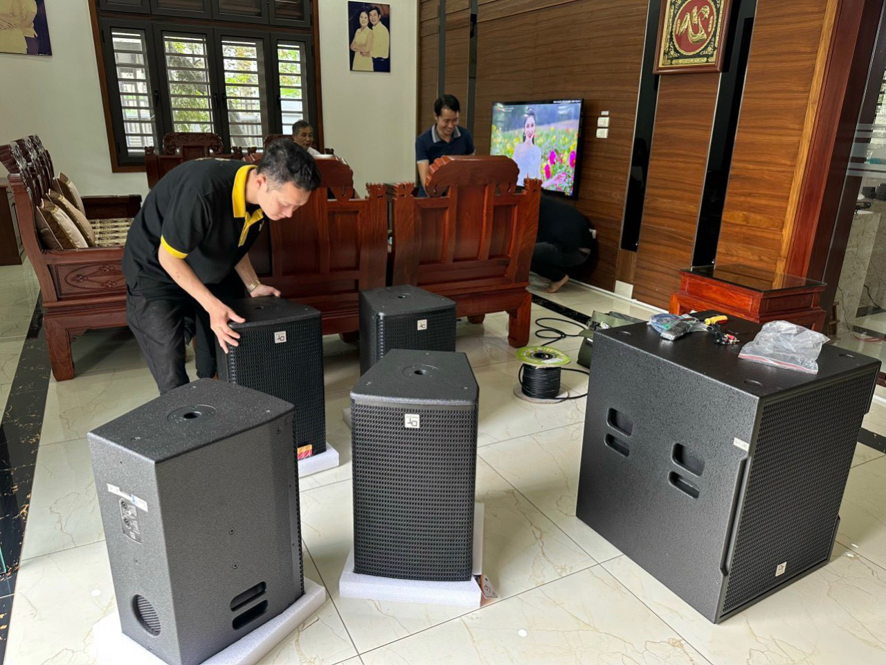 Khách hàng Cao Cường đánh giá về sn phẩm Dàn Karaoke Biệt Thự Vip DT TT357: (3 DT Alpha 12, Vatasa T900 New, Vatasa V8 Pro, 2 Vatasa DKS1004 NEW, DT Sigma218, Vatasa P9 Luxury, VietK 4TB, VietK 22 inch)