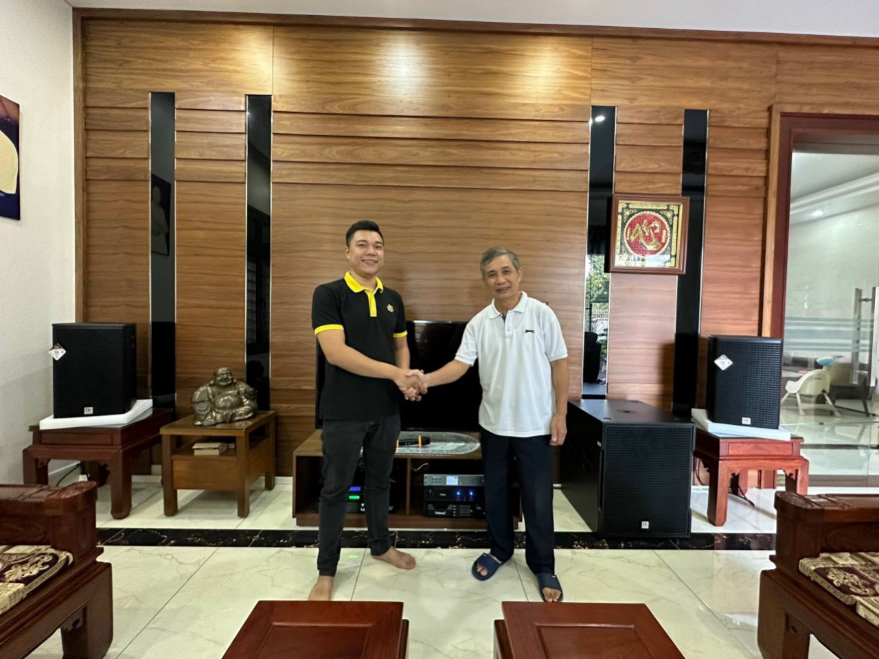 Khách hàng Cao Cường đánh giá về sn phẩm Dàn Karaoke Biệt Thự Vip DT TT357: (3 DT Alpha 12, Vatasa T900 New, Vatasa V8 Pro, 2 Vatasa DKS1004 NEW, DT Sigma218, Vatasa P9 Luxury, VietK 4TB, VietK 22 inch)