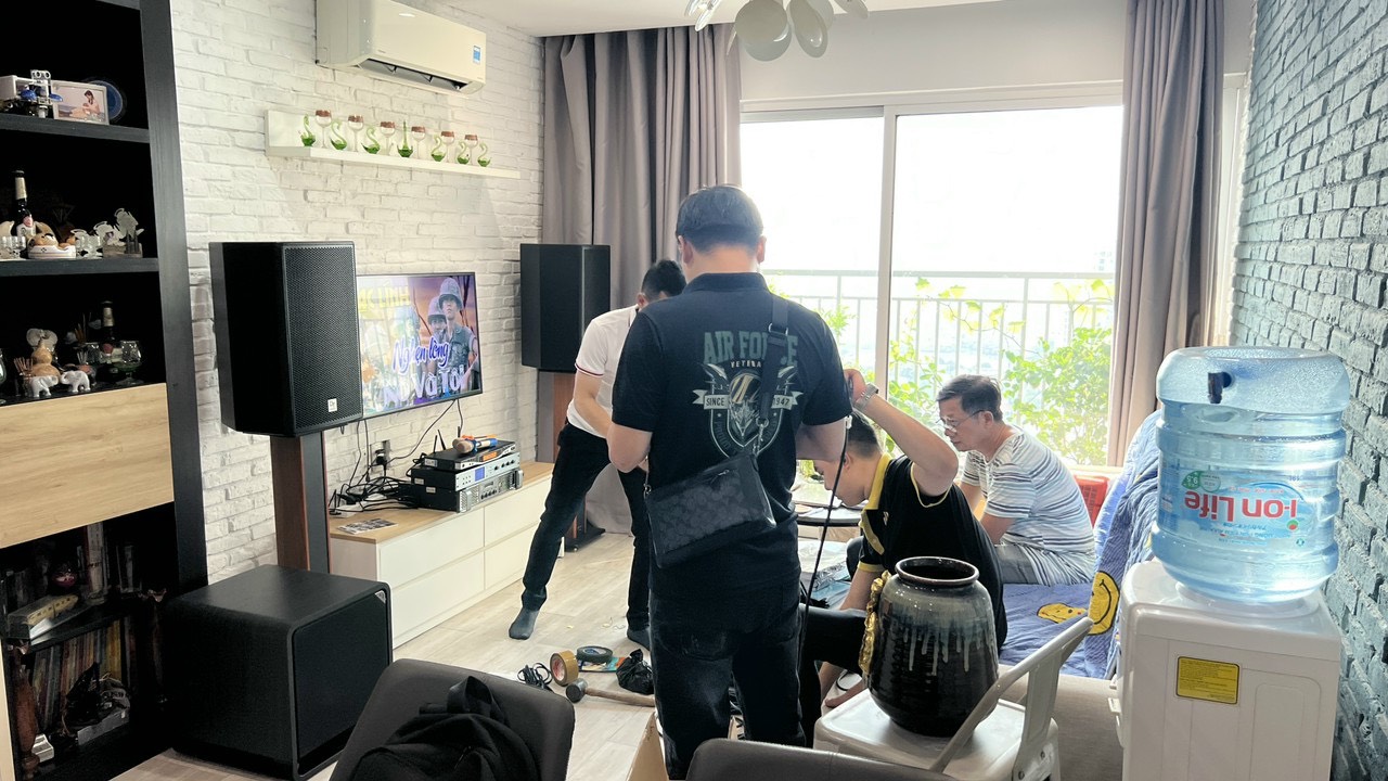 Khách hàng Huy Hoàng đánh giá về sn phẩm Dàn karaoke DT TT180: (DT Delta 12, Vatasa T900 New, Vatasa V8Pro, DT Lion406, DT Delta115, Vatasa P9 Luxury, VietK 4TB, VietK 22 inch)