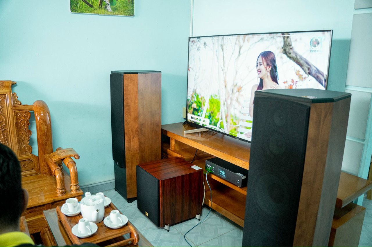 Khách hàng Trần Đăng Công Doanh đánh giá về sn phẩm Loa Paramax F-2500 ( 3 đường tiếng )