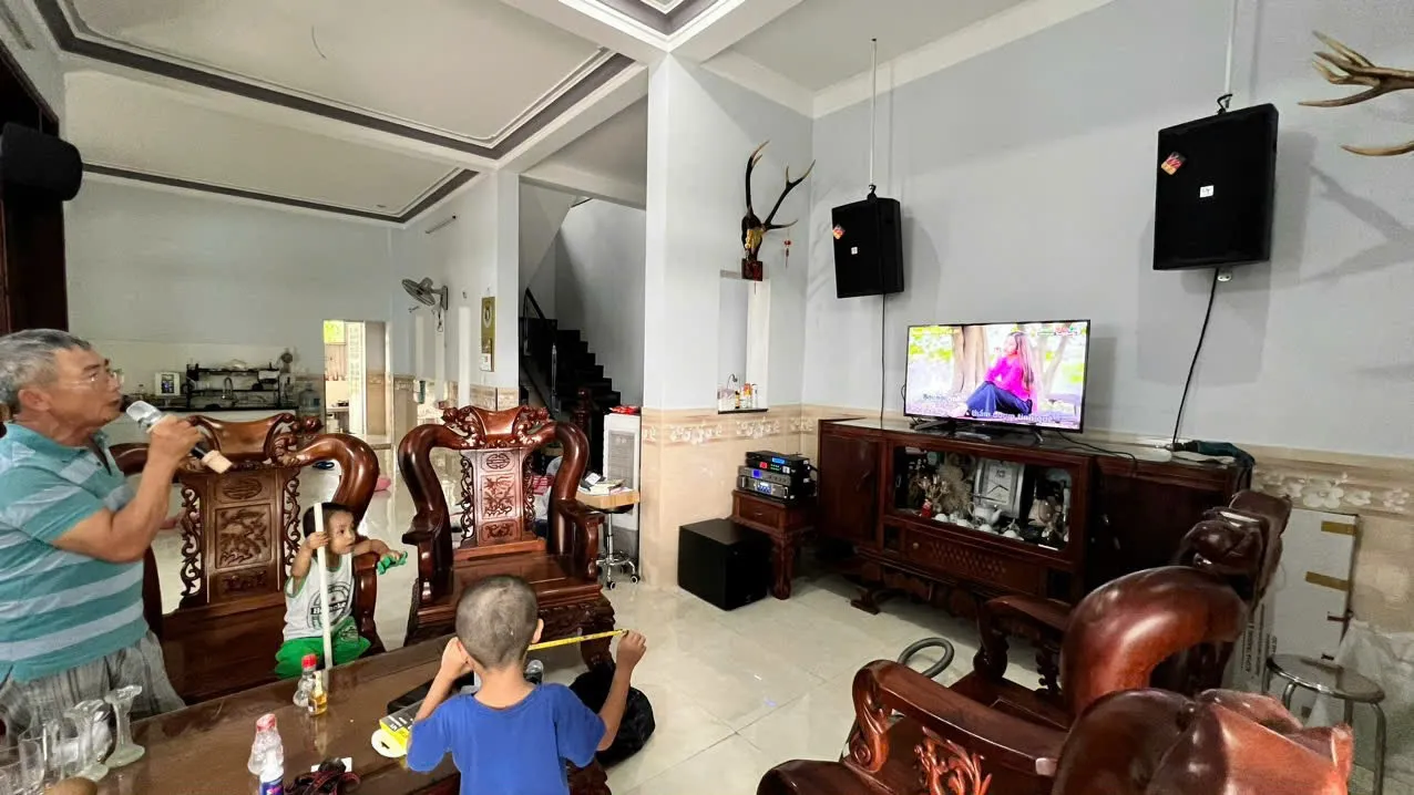 Khách hàng Sơn Tùng đánh giá về sản phẩm Dàn Karaoke Kinh Doanh DT TT333: (2 DT D2000, Vatasa T900 New, Vatasa V8 Pro, DT Lion215, DT Lion408, DT Sigma118, VietK 4TB, Vietk 22inch)