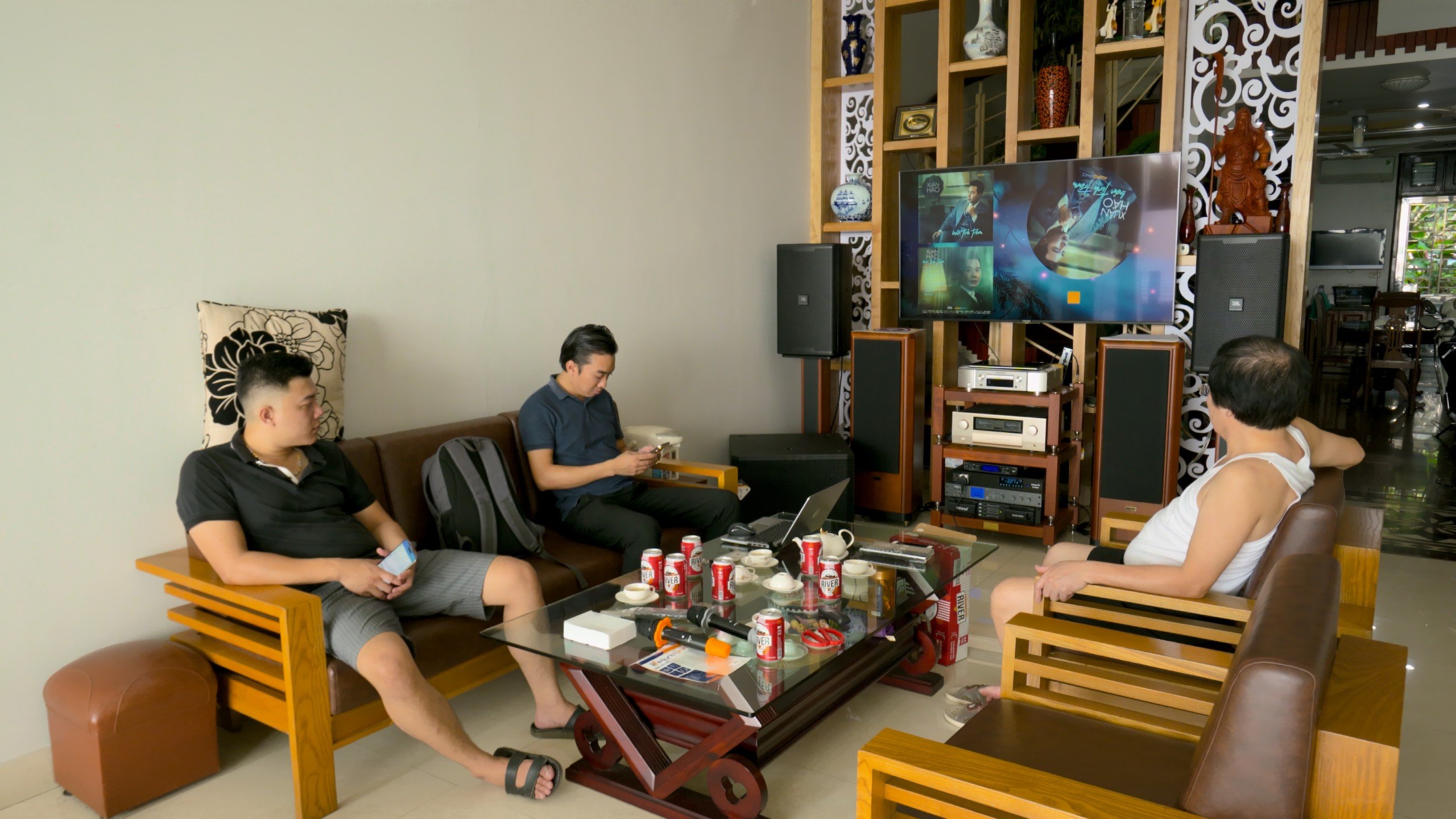Khách hàng Kiên Trung đánh giá về sản phẩm Dàn karaoke JBL TT252: (JBL KP4012G2, Vatasa T900 New, Vatasa V8Pro, DT Lion408, DT Sigma118, Vatasa P9 Luxury)