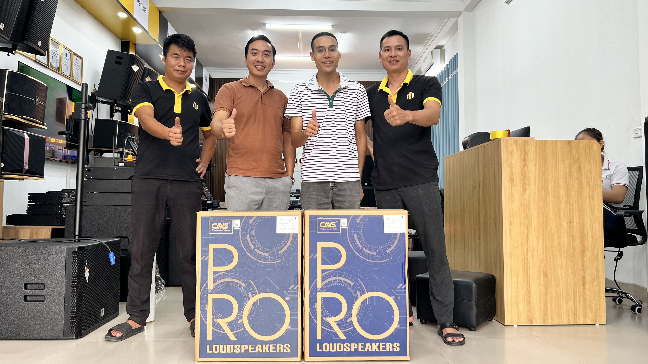 Khách hàng Hùng Vương đánh giá về sản phẩm Dàn Karaoke CAVS TT350: (CAVS C12, Vatasa Bla600 New)